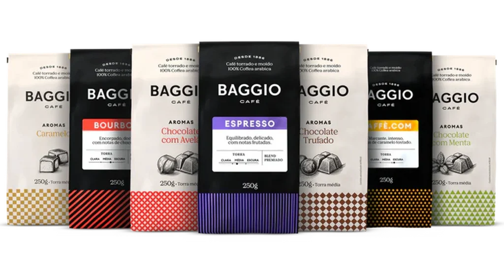 Linha de cafés Baggio Gourmet moídos com diferentes aromas, embalagens modernas alinhadas sobre fundo escuro, destacando variedade de sabores e torra média.